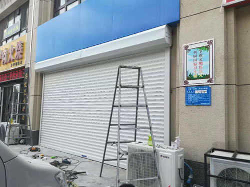 濟(jì)南鋁合金電動卷簾門是怎樣安裝的？